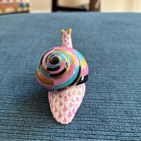 Herend lavender fishnet snail with multicolor shell 15520 - Picture 4 of 7